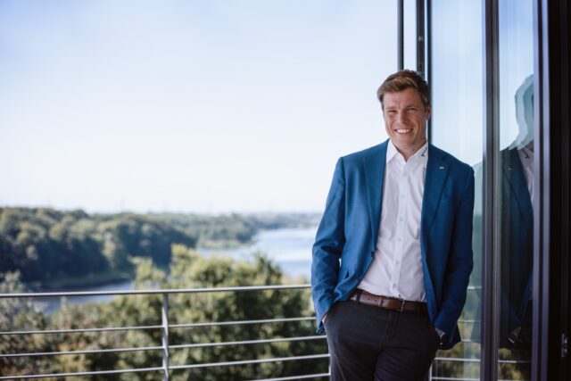 Von der dänischen Grenze in die Mitte der Windenergie.
Da ich künftig aktiver auf Instagram sein möchte, darf natürlich auch ein kurzer Vorstellungspost zu meiner Person nicht fehlen. 😉
Ich bin Kai, komme aus dem hohen Norden, direkt an der dänischen Grenze aufgewachsen, immer mit Wind im Gesicht. Vielleicht war es genau das, was mich irgendwann in die Windenergie geführt hat.
2014 bin ich zu @wuf_gmbh gekommen. Damals war das Unternehmen gerade ein Jahr alt, es gab noch kein fertiges Produkt, keine Struktur, nur eine Idee: eine technische Lösung zu entwickeln, die Windenergie und Flugsicherheit intelligent miteinander verbindet.
Mich hat das sofort gepackt, diese Mischung aus Technik, Verantwortung und Innovation – das war und ist genau mein Thema.
So habe ich die technische Leitung übernommen und unser erstes Produkt, den FlightManager, bis zur Marktreife gebracht. Gemeinsam mit der Bundeswehr entstand daraus ein System, das heute in vielen Windparks im Einsatz ist.
Seitdem ist viel passiert.
Aus einer kleinen Entwicklungsphase ist ein stabiles, wachsendes Unternehmen geworden. Neue Produkte sind dazugekommen, wie der LightManager und wir sind zu einem Team herangewachsen, das mit Überzeugung an der Schnittstelle von Windenergie und Sicherheit arbeitet.
Was mich dabei antreibt, ist immer dasselbe geblieben:
Systeme zu entwickeln, die robust, sicher und technisch auf höchstem Niveau sind und gleichzeitig möglichst wenig Wartung brauchen.
Ich mag es, wenn etwas „einfach“ funktioniert, zuverlässig und langlebig ist. Das ist für mich Qualität.
In diesem Sinne ein großes „Hallo“ an mein Instagram-Netzwerk!
#TeamWuF #Windenergie #Flugsicherheit #Innovation