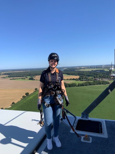 Über 100 Meter über dem Boden wird klar, wie wichtig jedes Seil ist.
Einmal im Jahr steht bei uns das PSA-GA-Training an, die Personenschutzausrüstung gegen Absturz. Geübt werden verschiedene Szenarien, in denen es im Ernstfall auf jede Bewegung ankommt:
→ Wie rette ich jemanden, der im Turm hängen bleibt?
→ Wie komme ich selbst sicher nach unten, wenn Rauch oder Feuer in der Gondel entstehen?
Bei einer Rettung zählt jedes Detail, vor allem das Zusammenspiel im Team. Deshalb braucht eine ungeschulte Person immer mindestens zwei geschulte Kollegen, damit im Ernstfall sicher geholfen werden kann.
Und eines gilt grundsätzlich: Niemand geht allein hoch.
Arbeiten in dieser Höhe erfordert Vertrauen in die Ausrüstung, in die Vorbereitung und vor allem in das Team. Jeder Handgriff muss sitzen, jede Sicherung muss halten.
Genau deshalb sind diese Übungen so wichtig. Sie mögen nach Routine klingen, sind es aber nie.
Bist du standfest in der Höhe?
#Windenergie #TeamWuF #PSA #Rettungskonzept