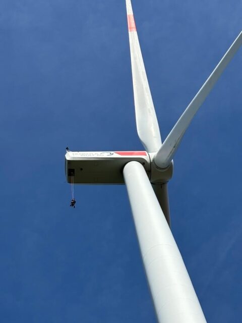 Sicherheit ist kein einmaliges Thema.

Vor Kurzem stand für unser Technikteam wieder eine PSA-Schulung an. 

Dieses Mal ging es nicht nur um die üblichen Abläufe, sondern um eine Übung, die auch für erfahrene Kollegen besonders war:

→ das Abseilen von außen aus der Gondel in rund hundert Metern Höhe.

Solche Schulungen sind ein fester Bestandteil unserer Arbeit, weil sie verdeutlichen, wie entscheidend Wissen, Training und Kommunikation sind, um im Ernstfall richtig zu reagieren. 

Nur wer regelmäßig übt, kann in kritischen Situationen ruhig und überlegt handeln.

Ich sehe darin einen zentralen Teil unserer Verantwortung gegenüber dem Team, unseren Projekten und letztlich auch gegenüber der Sicherheit unserer Anlagen. 

Denn gute Systeme entstehen nicht allein durch Technik, sondern durch Menschen, die wissen, was sie tun.

Schon einmal in dieser Höhe gearbeitet?

#Flugsicherheit #Windenergie #TeamWuF #PSA