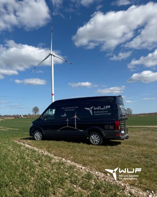 Weil Technik nicht nur funktionieren, sondern auch Charakter haben darf.
Ein „Hallo“ an Rambo.
Mittagessen kann bei uns ganz schön produktiv sein. Zum Beispiel, wenn es darum geht, wie unser neuer Werkstattwagen heißen soll.
Dieses Jahr war klar: Die Technik braucht mehr Platz, also bekam das Team einen schwarzen Crafter dazu und wie das bei uns so ist, wurde heiß diskutiert:
Wie nennt man ein Fahrzeug, das robust aussieht, alles mitmacht und im Windpark zu Hause ist?
Irgendwie war klar, dass er Rambo heißen würde. 😉
Komplett ausgebaut, bereit für jeden Einsatz und natürlich mit einem kleinen Fotoshooting im Windpark eingeweiht.
Willkommen im Team, Rambo. Auf viele sichere Einsätze im Windpark.
#Windpark #Technik #Windenergie #TeamWuF