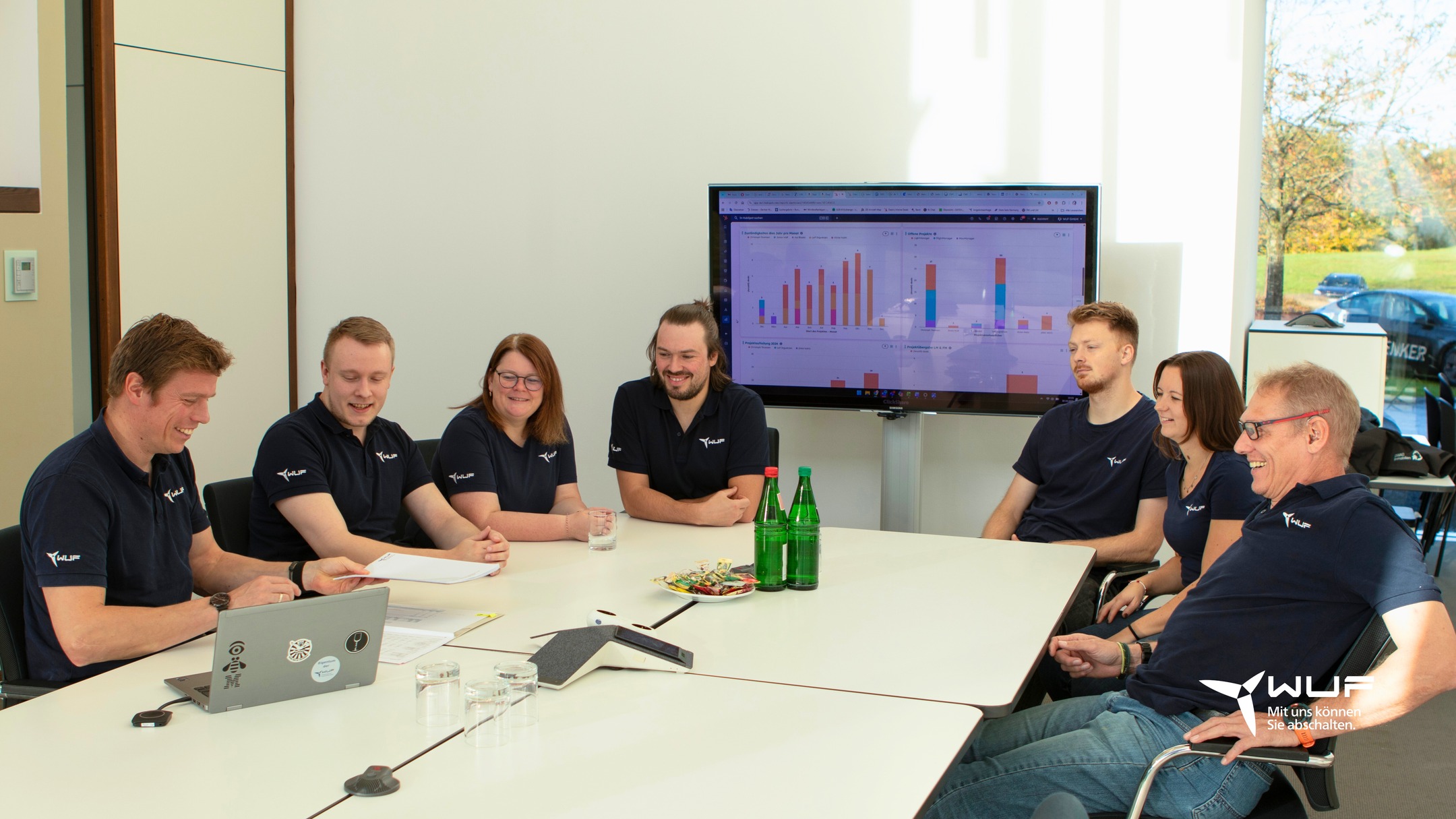 Es ist wieder so weit:
Monatsmeeting bei der WuF.
Einmal im Monat kommen bei uns alle an einen Tisch: Kollegen aus der Technik, der Verwaltung und die Geschäftsführung.
In diesem Rahmen sprechen wir über alles, was für das Gesamtbild relevant ist: technische Änderungen, organisatorische Abläufe, neue Prozesse oder auch Herausforderungen, die einzelne Abteilungen betreffen, aber für das große Ganze wichtig sind.
Über die Jahre hat sich immer wieder gezeigt, wie wichtig dieser Austausch ist. Gerade weil ein Teil des Teams im Homeoffice arbeitet oder regelmäßig im Windpark unterwegs ist, ist das Monatsmeeting ein fester Ankerpunkt, der uns verbindet. Es sorgt dafür, dass alle auf demselben Stand sind, Informationen nicht verloren gehen und jeder versteht, was die nächsten Schritte sind.
Die Erfahrung hat gezeigt, dass gute Ergebnisse dann entstehen, wenn Wissen geteilt, Entscheidungen gemeinsam getragen und Perspektiven zusammengebracht werden.
Wie stehst du zum Thema „monatliche Teammeetings“?
#TeamWuF #Windenergie #Flugsicherheit