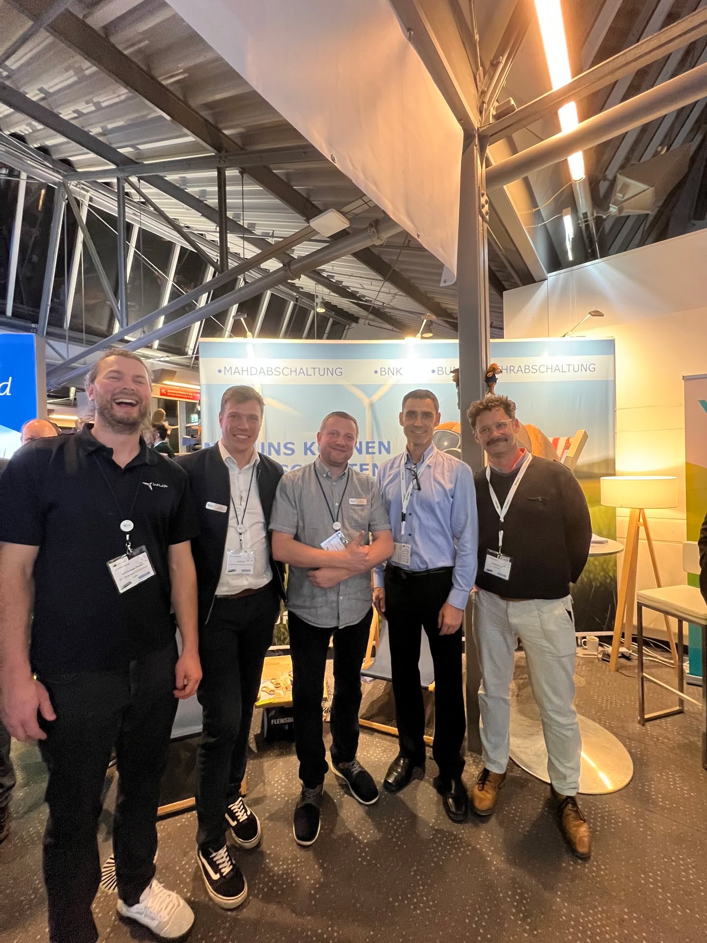 In einem aktuellen Windparkprojekt, das wir gemeinsam mit einem Kunden realisiert haben, standen zwei behördliche Auflagen im Mittelpunkt:
→ die Steuerung für die Bundeswehr (umgesetzt über unseren FlightManager)
→ und der sogenannte Großvogelschutz.
Beide Vorgaben greifen tief in den Betrieb eines Windparks ein und verlangen nach einer Lösung, die zuverlässig, nachvollziehbar und technisch sauber integriert ist.
Beim Großvogelschutz definieren die Behörden klare Regeln, beispielsweise Abschaltzeiträume von mehreren Tagen oder feste Zeitfenster. Für Betreiber entsteht dadurch ein komplexes Zusammenspiel aus Auflagen und Dokumentation – genau hier beginnt die eigentliche Herausforderung.
In diesem Projekt führte uns das zu einer Zusammenarbeit mit der Softwarefirma Sciota. Deren System erkennt über GPS, wann landwirtschaftliche Maschinen in den definierten Bereichen aktiv sind und meldet automatisch, wenn kritische Bewirtschaftung beginnt oder endet.
So verzahnen sich zwei Systeme zu einer Lösung: Softwareerkennung auf der einen Seite, technische Anlagensteuerung auf der anderen. Für uns war es das umfangreichste Projekt des Jahres, gemessen an der Anzahl der WEA und gleichzeitig ein gutes Beispiel dafür, wie technische Umsetzung, Naturschutz und Betreiberanforderungen zusammengeführt werden können.
Am Ende zählt, dass die Systeme zuverlässig funktionieren, für den Betreiber, für die Behörden und nicht zuletzt für den Schutz der Tierwelt rund um die Anlagen.
Wie stehst du zu Kooperationen dieser Art? Bereicherung oder zusätzliche Komplexität?
#Windenergie #Grossvogelschutz #FlightManager #Kooperation #TeamWuF