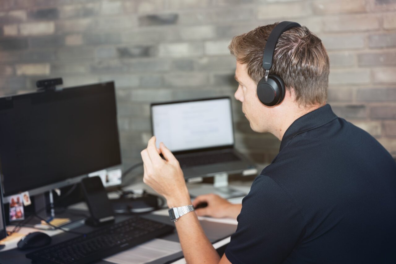 Unsere Philosophie bei WuF ist klar:
Wir gehen keine Kompromisse ein, wenn es um Sicherheit, Stabilität und Zuverlässigkeit geht.
Das gilt für jedes System, das wir entwickeln und genauso für die Zusammenarbeit mit unseren Kunden.
Das bedeutet manchmal auch, bewusst Projekte abzulehnen
→ die nicht zu uns passen.
→ mit unserer Qualitätsphilosophie nicht vereinbar sind.
In den letzten zehn Jahren habe ich gelernt, dass sich Konsequenz am Ende auszahlt. Preiskämpfe mit Wettbewerbern mitzugehen, ist dabei nicht immer der richtige Weg und trotzdem schätzen viele Kunden unsere Systeme.
Weil sie gemerkt haben, dass diese zuverlässig laufen, dass wir erreichbar sind und dass wir das halten, was wir versprechen. Und das ist für mich ein entscheidender Punkt: Vertrauen entsteht nicht durch Rabatte, sondern durch Verlässlichkeit.
Wer mit uns arbeitet, weiß, dass Qualität ein wichtiger Punkt bei uns ist. Das ist kein Selbstzweck, sondern unser Beitrag zu mehr Sicherheit, Beständigkeit und technischer Verantwortung in der Windenergie.
Ein gutes System erkennt man nicht daran, was es kostet, sondern daran, dass es läuft.
#Windenergie #Flugsicherheit #Qualität #Verantwortung #TeamWuF