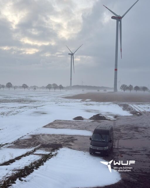 Wir lassen nicht viel Zeit verstreichen:

Bereits im Jahr 2026 haben wir mehrere Windenergieanlagen in Nordrhein-Westfalen erfolgreich mit unserem System ausgestattet.

Auch unter winterlichen Bedingungen bleibt die Umsetzung plan- und betriebssicher, denn unser Team trotzt dem Wetter mit präziser Ausführung und robuster Technik.

Dein Windpark benötigt auch eine bedarfsgerechte Steuerung?

Schick uns einfach eine Anfrage, denn mit uns kannst du abschalten. 
Link in der Bio.

#Windenergie #Flugsicherheit #Windparkbetrieb #TeamWuF