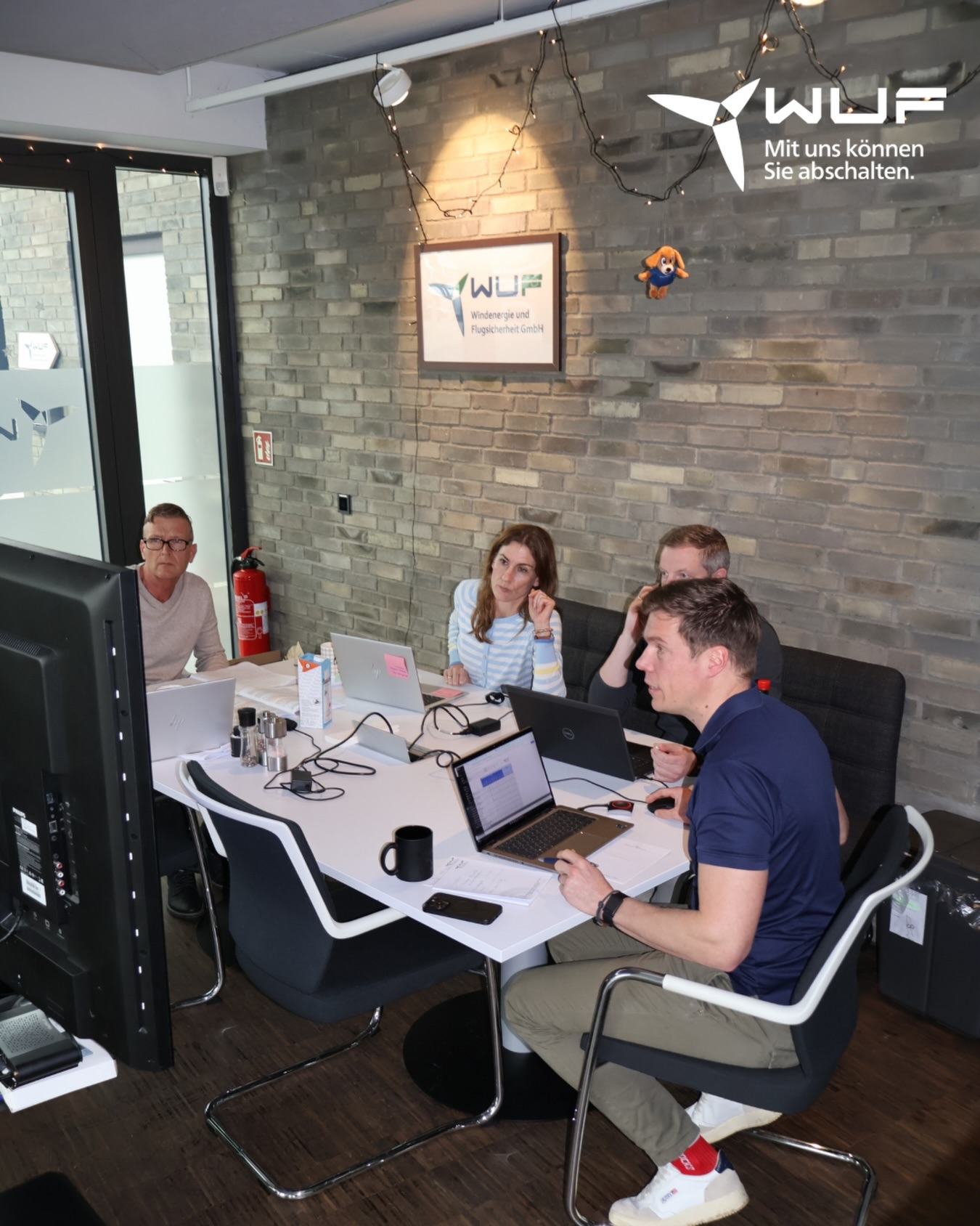 𝗪𝗲𝗿 𝗮𝘂𝗳 𝗦𝗶𝗰𝗵𝗲𝗿𝗵𝗲𝗶𝘁 𝘀𝗲𝘁𝘇𝘁, 𝗶𝘀𝘁 𝗮𝘂𝗳 𝗱𝗲𝗿 𝘀𝗶𝗰𝗵𝗲𝗿𝗲𝗻 𝗦𝗲𝗶𝘁𝗲.

Vergangene Woche durften wir bei uns im Unternehmen ein umfangreiches internes Audit durchführen. Im Fokus standen dabei mehrere zentrale Standards und Anforderungen:𝗜𝗦𝗢 𝟵𝟬𝟬𝟭, 𝗜𝗦𝗢 𝟮𝟳𝟬𝟬𝟭, 𝗜𝗦𝗢 𝟰𝟱𝟬𝟬𝟭 sowie 𝗜𝗦𝗢 𝟱𝟬𝟬𝟬𝟭.

Solche Audits sind für uns mehr als nur eine formale Prüfung. Sie bieten die Möglichkeit, unsere Prozesse kritisch zu hinterfragen und Verbesserungspotenziale zu identifizieren. 

Als Unternehmen im Umfeld 𝗸𝗿𝗶𝘁𝗶𝘀𝗰𝗵𝗲𝗿 𝗜𝗻𝗳𝗿𝗮𝘀𝘁𝗿𝘂𝗸𝘁𝘂𝗿𝗲𝗻 (𝗞𝗥𝗜𝗧𝗜𝗦) ist es für uns besonders wichtig, unsere Systeme in den Bereichen Qualität, Informationssicherheit, Arbeitsschutz und Energie kontinuierlich weiterzuentwickeln.

Welche Mehrwerte bieten interne Audits aus deiner Sicht?

#sicherheit #KRITIS #windenergie